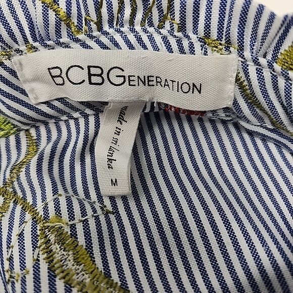 BCBGeneration Sleeveless Top Blouse Ruffle Embroidered Floral Keyhole Sz Medium - Picture 10 of 15